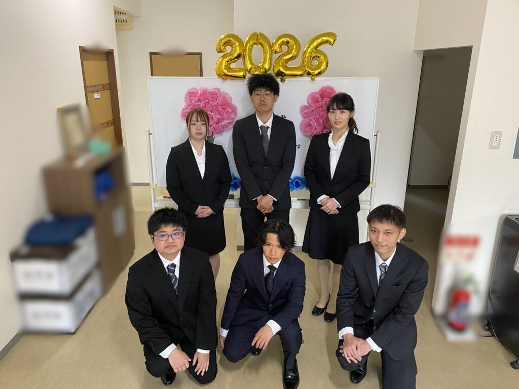 新入社員6名
左上下：高校新卒
真ん中：キャリア
右上下：大学新卒